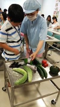 野菜の温度測定をしている写真1