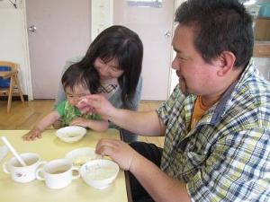 0歳児の給食参観の画像