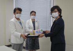 女性会の本間相談役(左)と松岡会長(中央)から生理用品などを寄贈いただきましたの画像