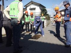 町会自主防災訓練での消火栓取扱指導の写真