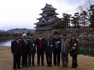 国宝松本城前で