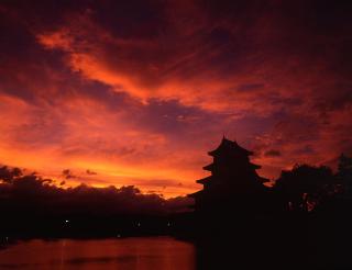 夕映えの松本城の画像
