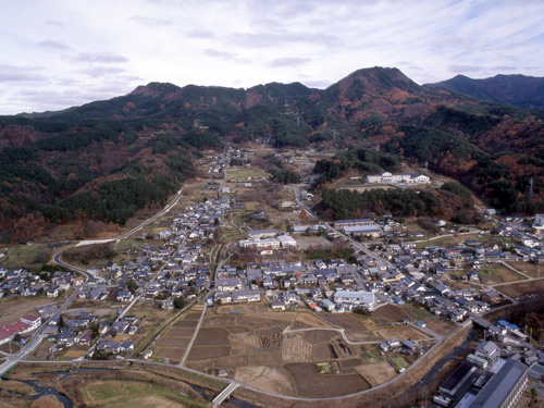虚空蔵山と会田宿の景観の画像