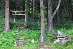 オゲ水と岩屋神社参道の写真