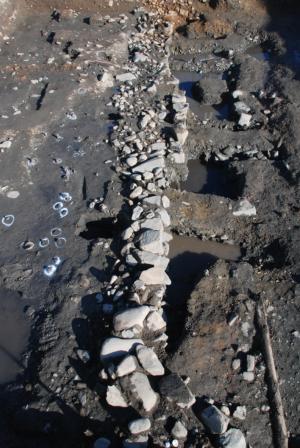 松本城三の丸跡土居尻で発見された石列の写真
