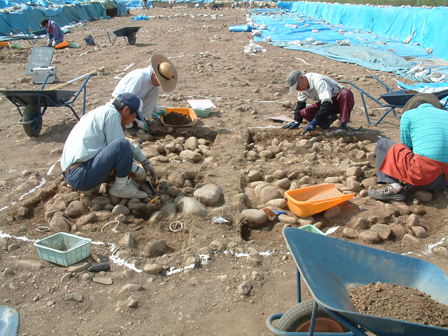 県町遺跡の平安時代住居址発掘風景の写真