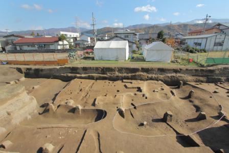 出川南遺跡で発見された大型の方形周溝墓の写真