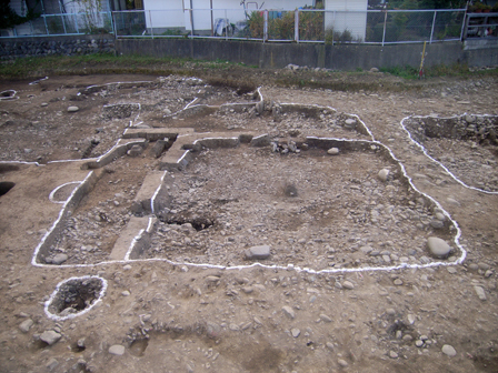 新井遺跡の重なり合う竪穴住居の写真