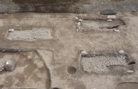 県町遺跡で発見された礫床木棺墓の写真