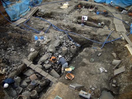 松本城大手門枡形跡の発掘調査の写真