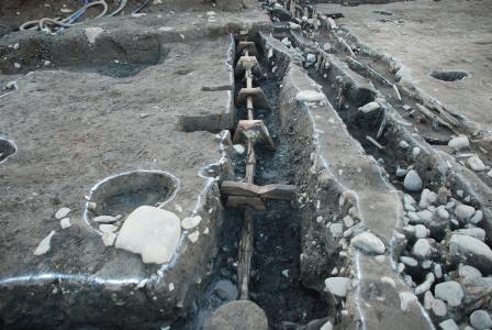 松本城下町跡本町で発見された水道管（竹管）跡の写真