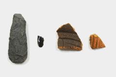 住居跡から出土した石器・土器の画像