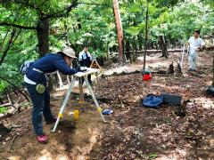 学生による平板測量（棺護山古墳群）の画像