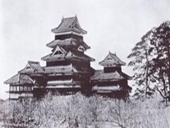 明治時代前半の松本城（本丸が植物試験場になった。）