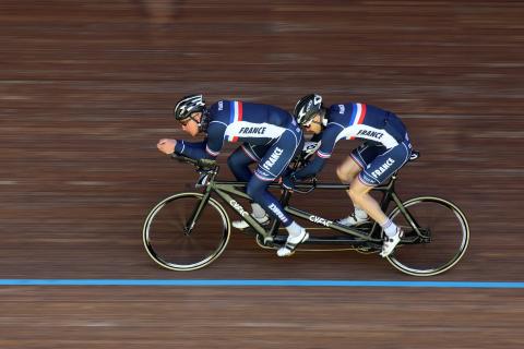 2人乗り自転車（前に乗る選手は晴眼者で自転車の操作を行います。後方の選手は前方の選手と息を合わせてこぎ、一緒に競技を行います）の画像