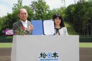 臥雲松本市長と山田全日本女子野球連盟会長による協定書に署名
