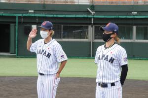 左)里綾実選手　右)出口彩香選手の画像