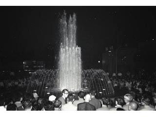 市民会館噴水完成の写真