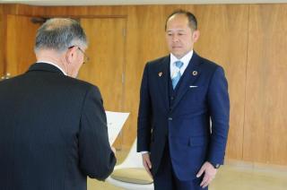 令和2年（2020）3月 松本市長選挙当選証書付与式の写真