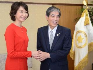 賀来千香子さんが市長と対談の写真