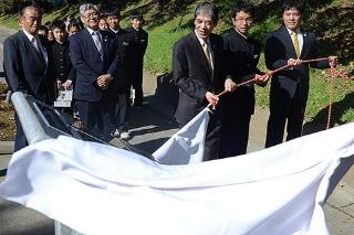 旧陸軍歩兵第五十連隊糧秣庫(赤レンガ倉庫)記念碑　除幕式の写真