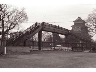 松本城と歩道橋の写真