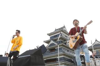 平成28年（2016）6月14日　国宝松本城を背にコブクロが熱唱の写真