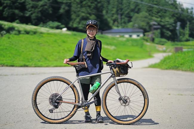 趣味のロードバイクをする成田さんの写真