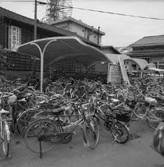 駅前の自転車置場の写真