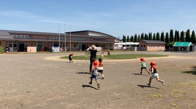 保育園で遊びまわる子どもたちの写真