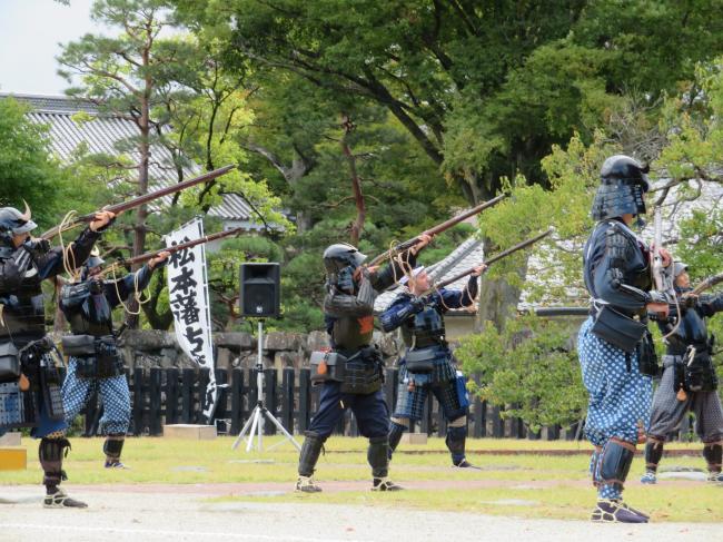 松本藩古流砲術演武の写真