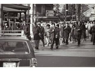 朝の北松本駅踏切の写真