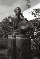 パブロ・カザルス像(市民会館前庭)の写真