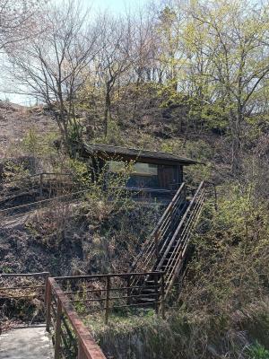 穴沢のクジラ化石の建物の写真