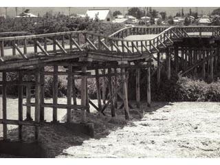 大雨で壊された上二子橋(笹賀)の写真
