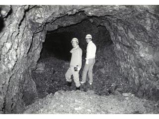 里山辺林の地下飛行機工場建設のトンネルの画像