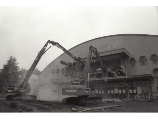 取り壊し中の総合体育館の写真