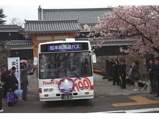 100円バス・タウンスニーカー運行開始の写真
