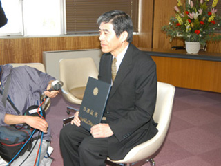 松本市長に菅谷昭氏が初当選の写真
