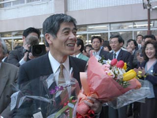 菅谷市長が初登庁の写真