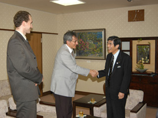 アナトーリ・ステプシ駐日ベラルーシ共和国臨時代理大使が菅谷市長を訪問の写真