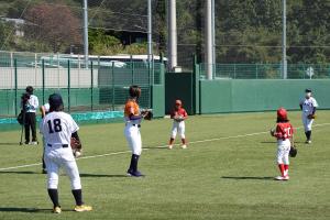 岡田選手から投球を教わっている様子