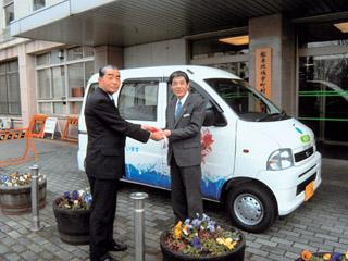松本ガスから天然ガス自動車の寄贈の写真
