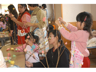 大手公民館 繭玉づくりの写真