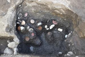 松本城三の丸跡土居尻第15次調査　地下室跡から出土した大量の陶磁器