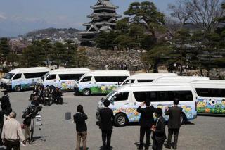 松本市西部地域コミュニティバス　ラッピング車両お披露目の写真