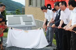 戦争遺跡記念碑「中山地区の軍事工場」を建立の写真