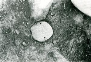 ３つの穴があいている土製円盤