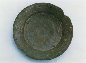 大正8年（1919）に出土した緑釉段皿（奈良・平安時代）