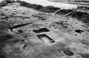 発掘風景（北から撮影、中央は第9号住居跡と土坑12・13）